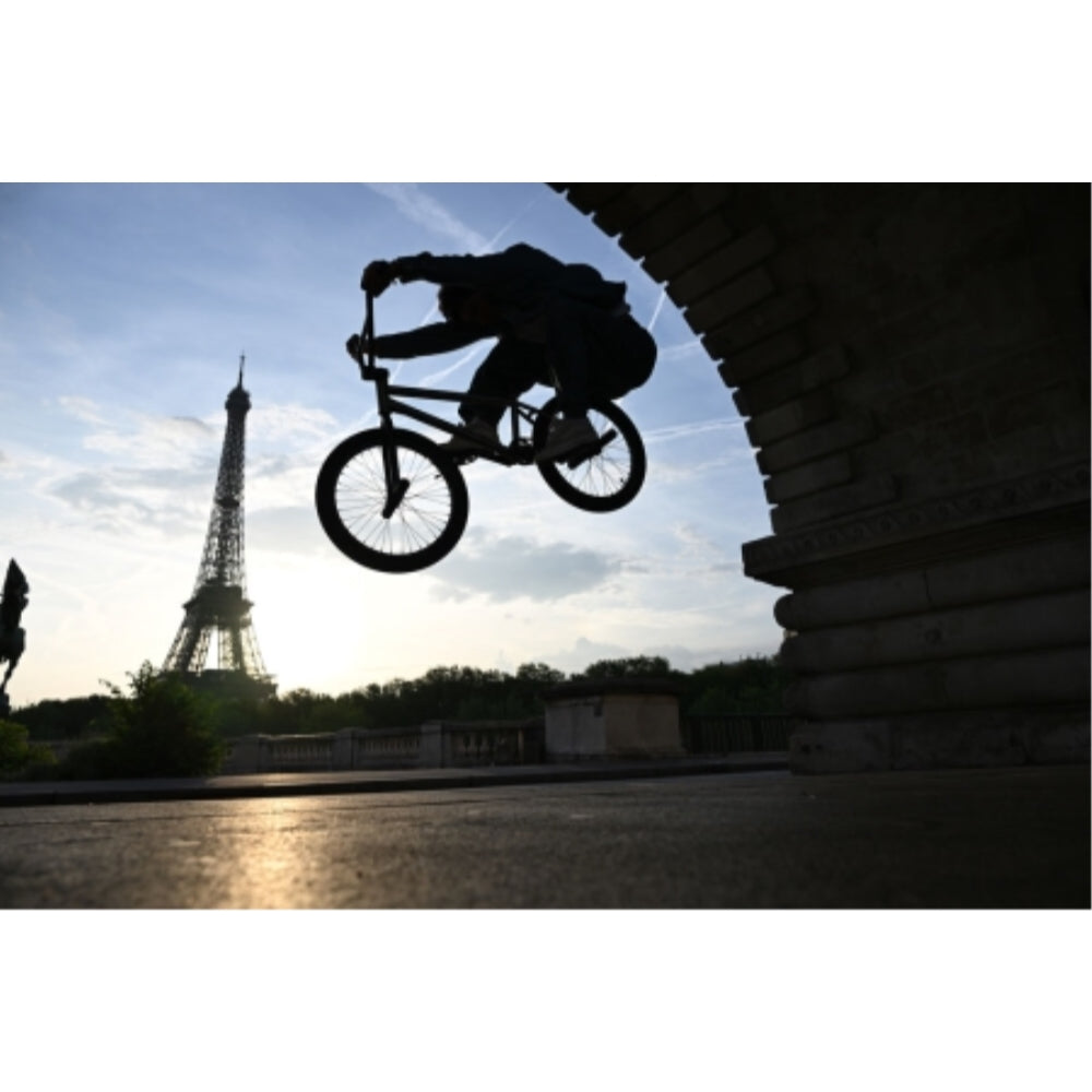 Nikon NIKKOR Z 24-70mm f/2.8 S II Lens Compatible with Nikon Z Mount (Full Frame Bundle with 77mm UV Filter + Lens Cap Keeper + Cleaning Kit + Cleaning Cloth (5 Items)