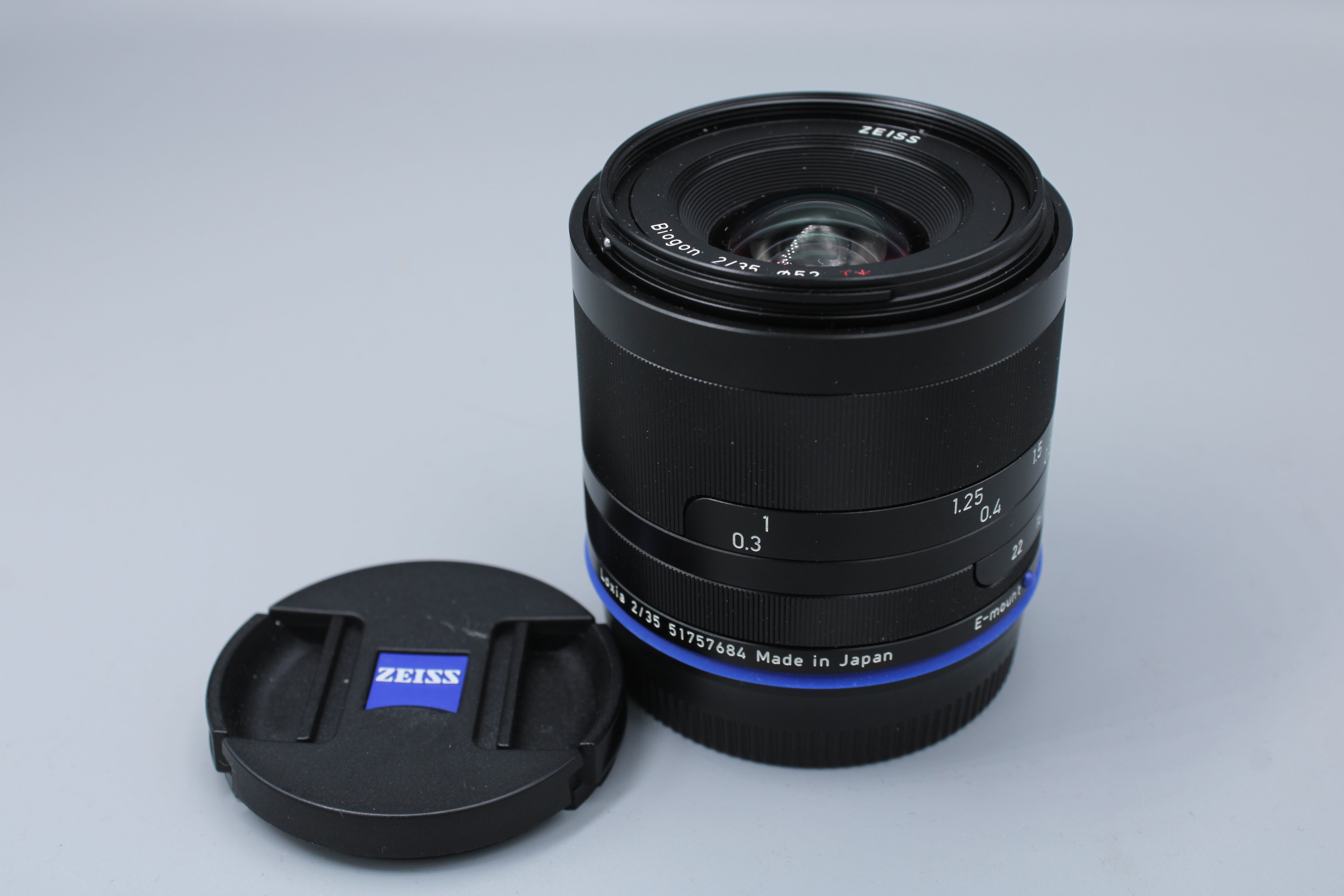 Used Zeiss Loxia 35mm f/2.0 T* Biogon Lens | Sony E-Mount Used Very Good