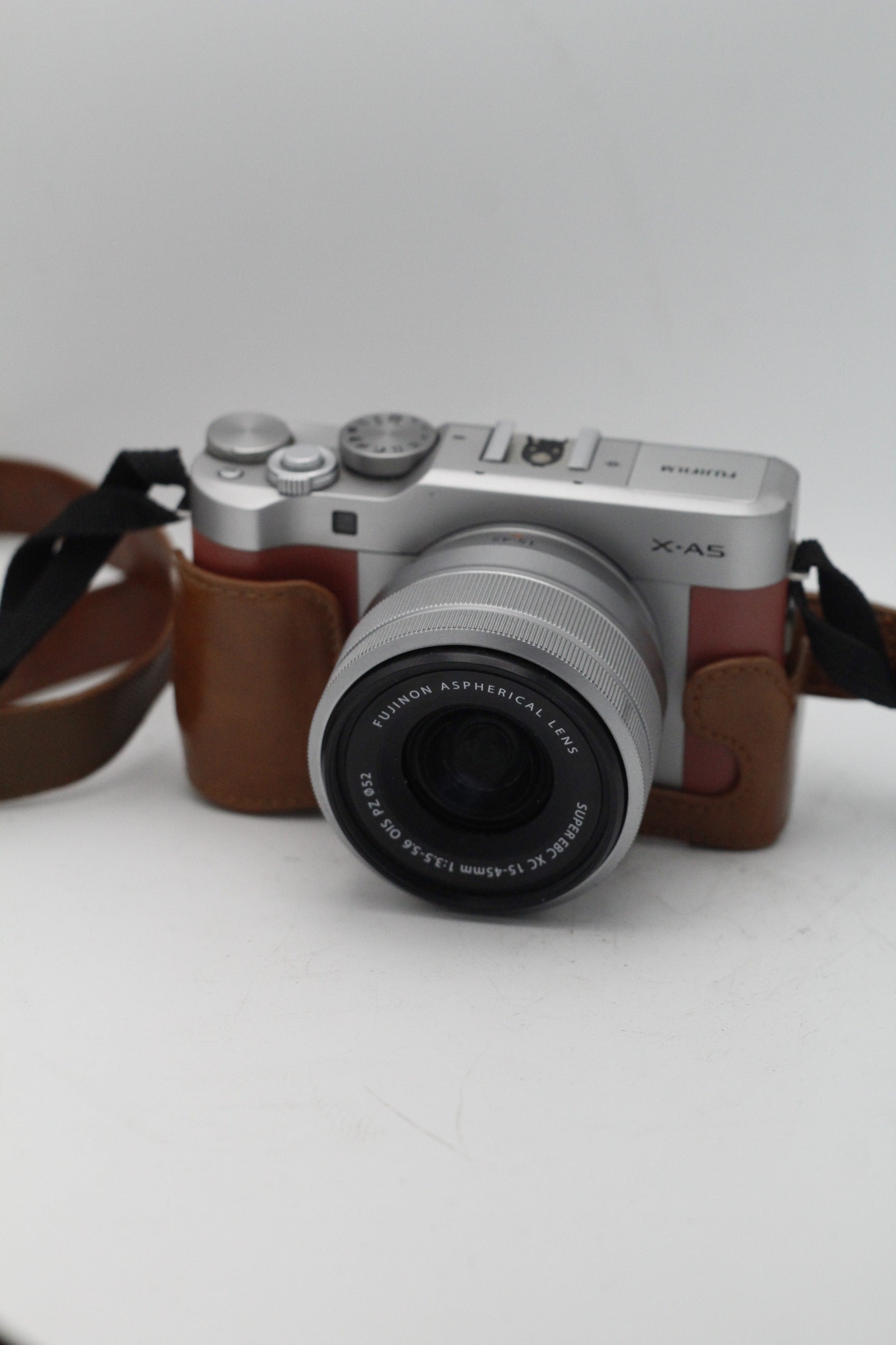 Used Fujifilm XA-5 with Fujifilmnon f/3.5 15-45mm Lens and Leather Case - Used Very Good